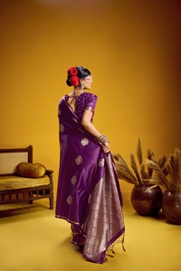 Présentation de la nouvelle collection de saris en tissu de soie satinée douce avec un riche travail de tissage Pally. - Product Image 3