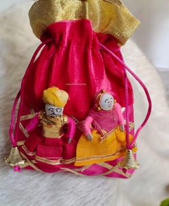 Bolso Potli de terciopelo Rajasthani con diseño de pareja de marionetas - Product Image 2