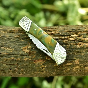 Couteau pliant artisanal OEM personnalisé de Damas avec manche gravé et étui en cuir - Product Image 3