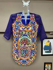 เสื้อเบลาส์ผ้าจอร์เจตต์แท้ ตกแต่งลายดอรี่ด้านหลัง คอวี แขนยาว ดีไซน์เนอร์ เสื้อผ้าชาติพันธุ์ - Product Image 2