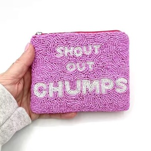 Monedero artesanal para mujer con cuentas coloridas y un estilo elegante de diseñador, moderno y práctico. - Product Image 3