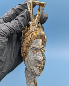 Colgante Reina Isabel con Moissanita VVS, estilo Iced Out, Hip Hop, de Plata 925 Bañada en Oro, que pasa la prueba del detector. - Product Image 1