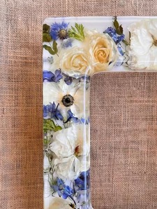 Cadre photo personnalisé en acrylique fait main, imprimé UV, avec fleurs séchées et pressées, design floral bleu et blanc, vente en gros - Product Image 1