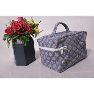 Pochette de maquillage imperméable en coton matelassé avec fermeture éclair, imprimé floral, pochette cosmétique faite à la main pour sac, organiseur de voyage, cadeau pour elle - Product Image 3