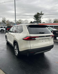 Toyota Highlander SUV 2024 con Interior de Cuero Oscuro, R17 y R20, Opciones Turbo 4L y 8L, Gasolina y Eléctrico, Caja de Cambios Manual y Automática - Product Image 4