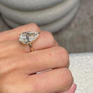 Anillo de compromiso con diamante blanco talla pera en oro amarillo macizo con banda de acento delgada y lisa, engaste clásico solitario de tres puntas - Product Image 1