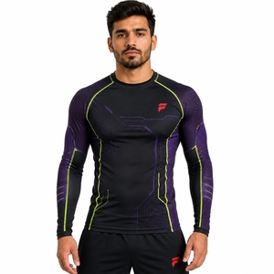 Camiseta de compresión premium para hombre con tela suave y transpirable, ajuste flexible y movimiento sin restricciones para fitness y entrenamiento. - Product Image 4