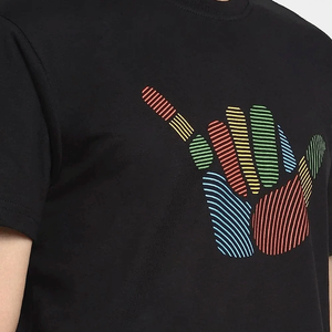 เสื้อยืดคอกลมแขนสั้นผ้าฝ้ายเจอร์ซีย์สีดำสำหรับผู้ชาย พร้อมลายมือลายทางหลากสี ทรงลำลองพอดีตัว - Product Image 6