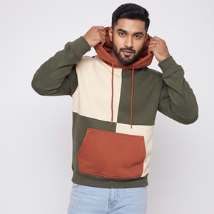 Sweat à capuche multicolore pour homme avec empiècements asymétriques sur le devant, manches contrastées, capuche à cordon et poche kangourou - Product Image 1