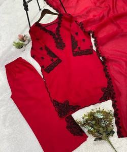 ชุดปักลายมูล ชานเดรี แบรนด์ริชลุค พร้อมกางเกงปาลาซโซ่และผ้าคลุมไหล่ สำหรับงานเทศกาล ราคาขายส่ง เสื้อผ้าชาติพันธุ์ สีแดง - Product Image 4