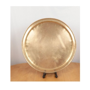Assiettes de présentation décoratives en laiton, larges et rondes, pour base de table, élégantes pour l'aménagement de repas événementiels et la mise en scène de banquets - Product Image 1