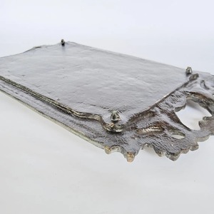 Plateau en laiton antique artisanal avec motif décoratif gravé et poignées élégantes pour le service festif et la présentation sur table - Product Image 2