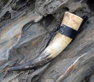 Cuerno para Beber Vikingo Medieval Hecho a Mano, Cuerno de Búfalo Natural con Funda de Cuero Adorable, Hecho a Mano en India - Product Image 5