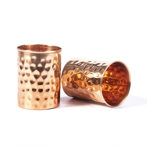 Gobelet en cuivre martelé avec corps arrondi, large ouverture et bord lisse pour le service de l'eau, des jus, des cocktails et des boissons - Product Image 6