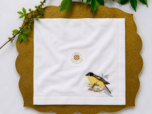Amuleto de pájaro amarillo, el bordado brillante anima las ocasiones festivas. - Product Image 1
