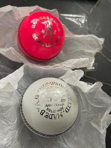 Pelota de críquet profesional roja y rosa cosida, para entrenamiento intenso, con costuras blancas y negras, para suministro mayorista de equipos de críquet - Product Image 3