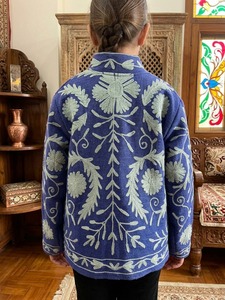 Chaqueta Bomber Alif Azul de Algodón TNT con Bordado Floral a Mano, Cuello Alto, Largo Regular, Manga Larga, Ecológica, Transpirable y de Secado Rápido - Product Image 2