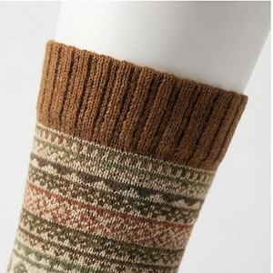 Chaussettes pour hommes en laine et nylon tricotées jacquard à motif géométrique, style régulier, pour l'hiver et le quotidien - Product Image 4
