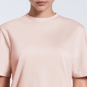 T-shirt pour femme en coton 100% rose pâle, col rond, coupe classique, manches courtes, style minimaliste, à porter au printemps et en été - Product Image 3
