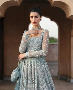 Vestido de novia pakistaní premium color verde esmeralda y oro antiguo, lujosamente adornado, largo, con banarsi jamawar. - Product Image 4