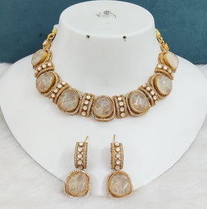 Collier de qualité supérieure avec de magnifiques boucles d'oreilles, parfait pour les soirées, les mariages, les occasions spéciales, ensemble de colliers légers et minimalistes. - Product Image 4