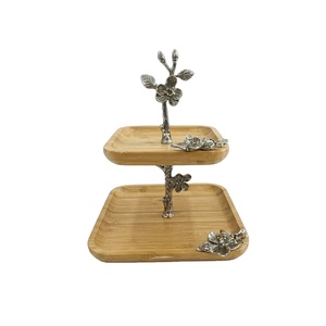 Support à gâteau carré en bambou artisanal à 2 niveaux avec branche décorative en métal argenté en forme d'orchidée, support de présentation pour pâtisseries et cupcakes, à vendre - Product Image 1