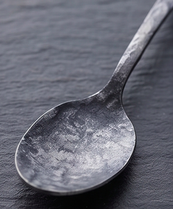 Cuillère de service en aluminium avec finition noire thermolaquée, idéale pour une utilisation élégante sur la table et comme accessoire de cuisine. - Product Image 2