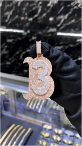 จี้เพชรโมอิสซาไนต์เงินแท้ 925 แบบสั่งทำพิเศษพร้อมโลโก้ส่วนตัว ประดับเพชรเต็มชิ้น สำหรับสร้อยคิวบา - Product Image 4