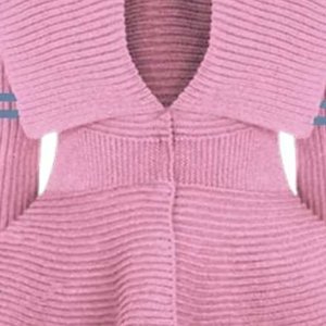 Pull-over en maille rose à col peplum pour femme, style varsity, manches longues, boutons sur le devant, logo, élégant et décontracté, Jack and Jill Winter - Product Image 4