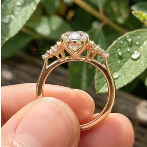 Bague de fiançailles solitaire pour femme avec diamant de laboratoire certifié IGI, pierres latérales en diamant de laboratoire ovale VVS, bijoux personnalisés - Product Image 3