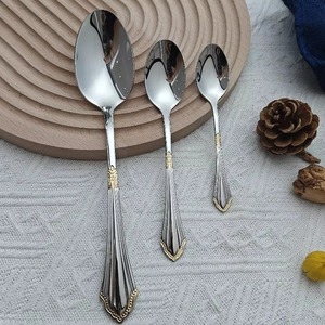 Juego de Cubiertos Metálicos Más Vendido con Detalles en Dorado, Acabado Espejo, Apto para Lavavajillas, Diseño Clásico para Bodas, Ecológico y Ligero - Product Image 6