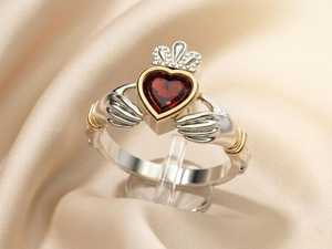 Bague en argent 925 avec moissanite 1 carat taille cœur rouge, motif cœur tenant une pierre précieuse, cadeau idéal pour les anniversaires et les petites amies - Product Image 2