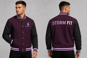 Chaqueta Varsity Unisex Storm Fit, Verde Oliva, Mangas Negras, Logotipo Bordado Casual, Estampado Frontal y Trasero, Corte Regular, Ropa de Invierno - Product Image 5