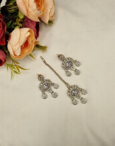 Collier artisanal en pierre précieuse de coupe ovale avec boucles d'oreilles et mangtika, ensemble de bijoux traditionnels de créateur pour occasions festives, fabriqué par des fabricants. - Product Image 6