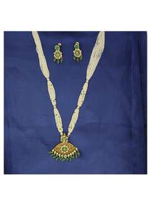 Ensemble de collier long élégant en argent perlé avec perles blanches, pierres vertes, pendentif traditionnel plaqué or et boucles d'oreilles assorties - Product Image 2