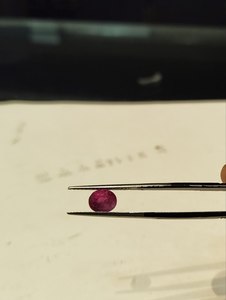 Rubis rouge naturel de 3,18 carats, certifié IGI, taille ovale, avec jeu de couleurs, provenant du Sri Lanka, pour la fabrication de bijoux - Product Image 5