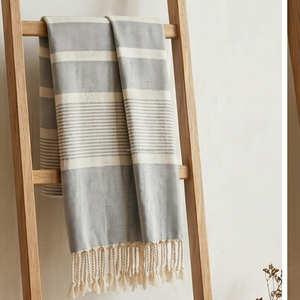 Plaid en coton gris tissé à la main avec motif à rayures contrastées pour canapé, chaise et collection d'ameublement contemporain - Product Image 1