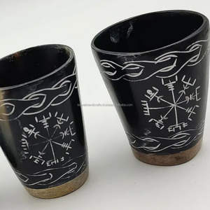 Vasos de chupito de cuerno de buey grabados a mano blancos únicos hechos por Tayyab Handicraft - Product Image 5