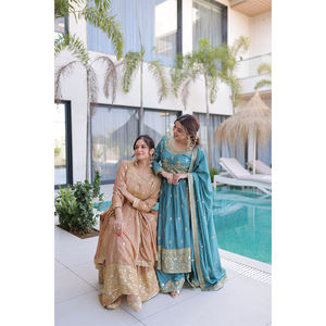 Magnifique tenue indienne de créateur, robe Anarkali traditionnelle en super soie avec broderies de sequins, à vendre - Product Image 1