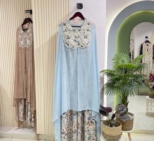Conjunto de caftán y capa de diseñador Georgette |   Conjunto Étnico en Tonos Pastel con Cuello Bordado con Flores |   Traje Elegante para Fiesta de Eid - Product Image 2
