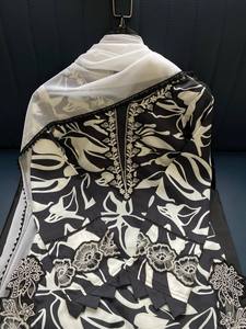 Ensemble Kurti en mousseline imprimée légère avec palazzo en crêpe et dupatta de créateur – Tenue ethnique tendance - Product Image 3