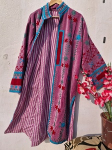 Veste longue pour femme en velours violet Suzani faite à la main, matelassée, à capuche, brodée de fleurs, écologique, style bohème, manteau ethnique de luxe pour l'hiver - Product Image 6