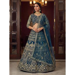 Ensemble tendance indien Lehenga, blouse et dupatta avec broderies à sequins et cordons pour mariages, fêtes et occasions festives - Product Image 4