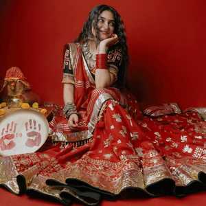Lehenga con estampado de crepé francés y borde de encaje Lampi, Choli con estampado digital, trabajo de espejo real y encaje hecho a mano, y Dupatta - Product Image 3