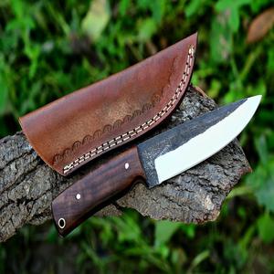 Cuchillo de Caza y Camping de Acero al Carbono, Cuchillo Táctico de Supervivencia con Mango de Madera y Funda de Cuero - Product Image 1