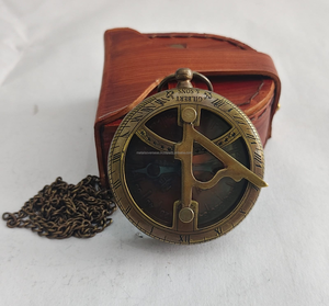 เข็มทิศทองเหลืองแบบพกพาพร้อมโซ่  แบบโบราณ  สำหรับการเดินเรือ  หน้าปัดแบบโรมัน - Product Image 5