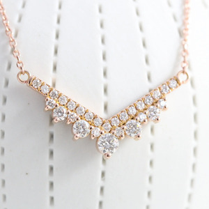 Collier en or rose en forme de V avec diamant cultivé en laboratoire - Product Image 4