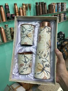 Bouteille d'eau artisanale en cuivre pur, imprimée de motifs floraux rouges, pour le yoga, la gym, le bien-être, les sports, anti-fuite, en métal laqué. - Product Image 3