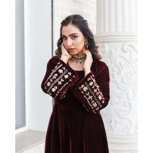 Ensemble Kurta pour femme en velours élégant Noor Jahan, manches longues, taille XS, couleur marron, brodé - Product Image 6