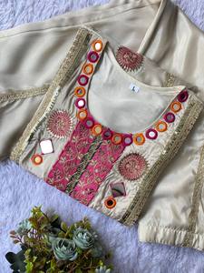 Ensemble Kurta et pantalon brodés à la main pour femmes |   Vêtements ethniques de créateur pour les fêtes - Product Image 6